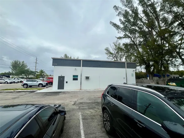 $27 | 5098 Northwest 37th Avenue, Unit A, Tamarac, FL 33309