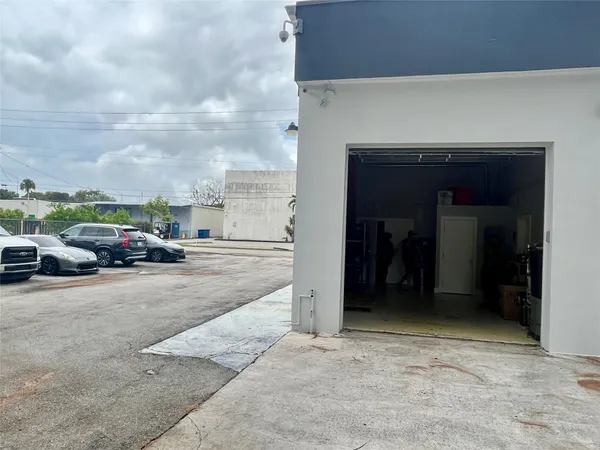 $27 | 5098 Northwest 37th Avenue, Unit A, Tamarac, FL 33309