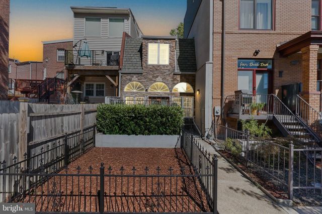 a view of entryway of a house