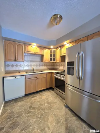 $216,500 | 436 Hickory Grove East, Quincy, IL 62305