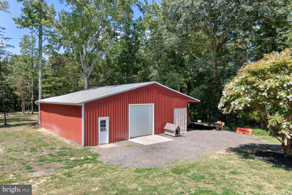 Features Detached 40 x 52  Pole Barn