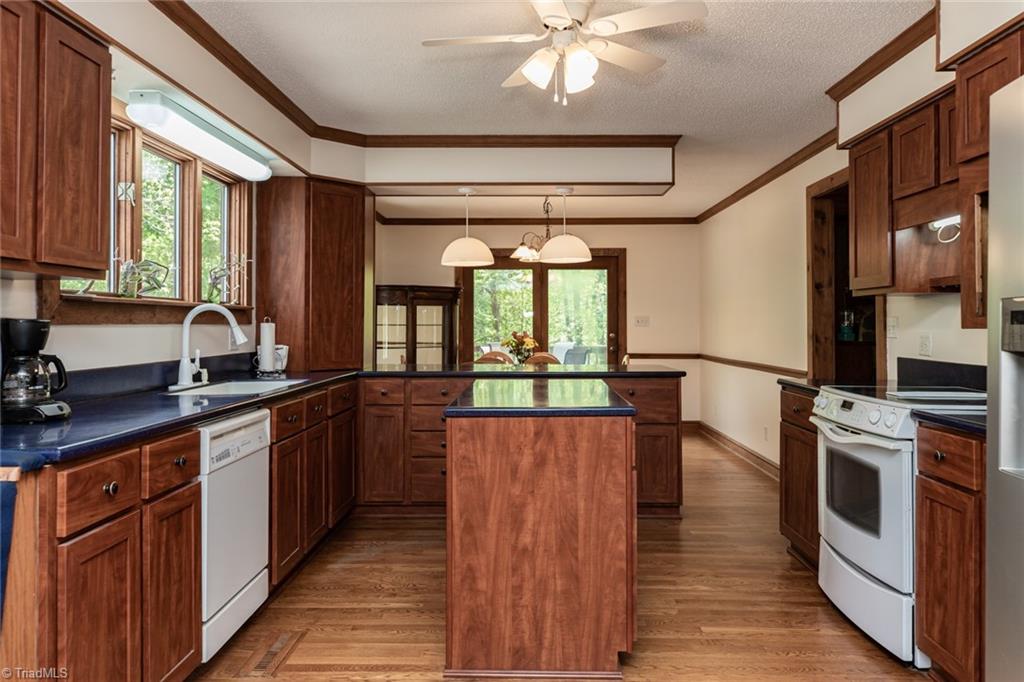 426 Farmstead Road Winston-Salem, NC 27107 - Photo 30 of 48 The lot has built in bookshelves