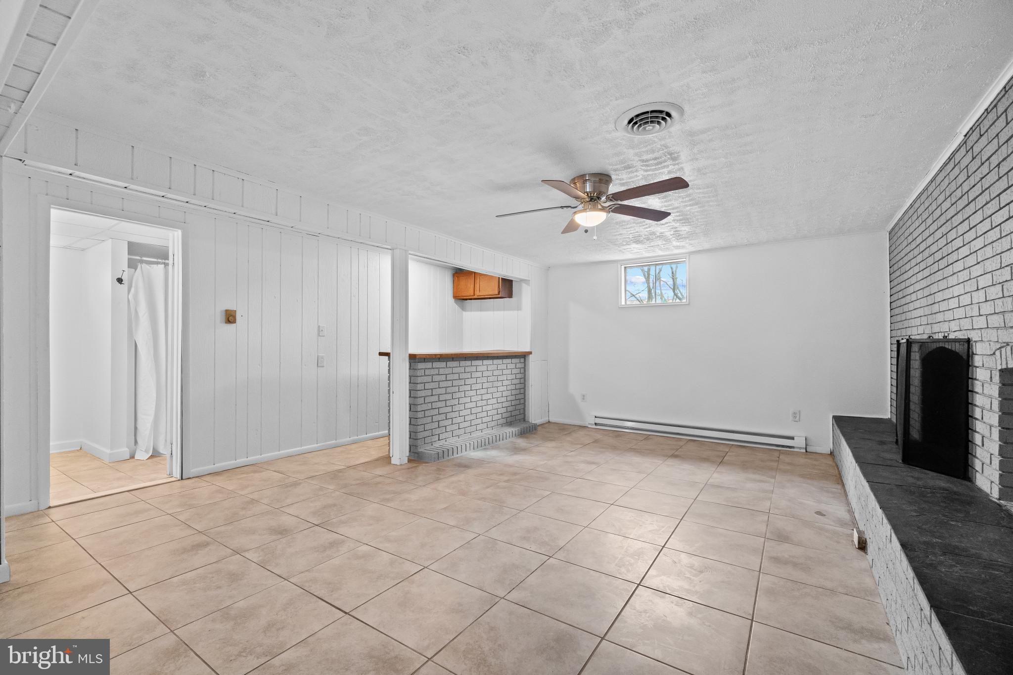 981 Westway Annapolis, MD 21409 - Photo 27 of 38 an empty room with windows and ceiling fan