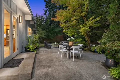 $2,088,000 | 909 110th Avenue Southeast, Bellevue, WA 98004