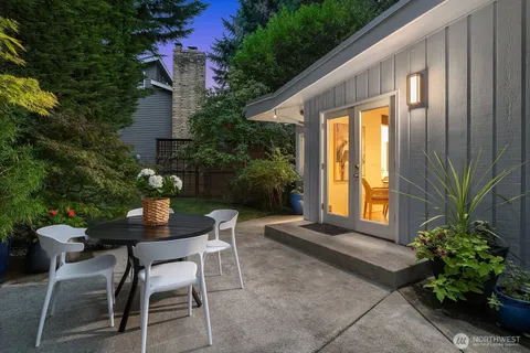 $2,088,000 | 909 110th Avenue Southeast, Bellevue, WA 98004