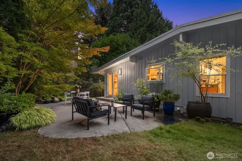 $2,088,000 | 909 110th Avenue Southeast, Bellevue, WA 98004