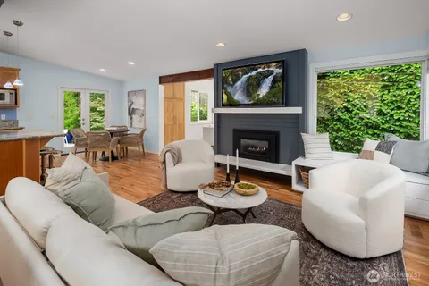 $2,088,000 | 909 110th Avenue Southeast, Bellevue, WA 98004