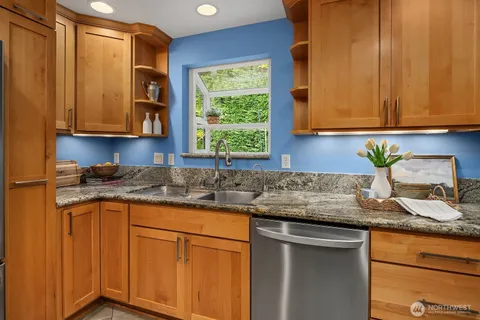 $2,088,000 | 909 110th Avenue Southeast, Bellevue, WA 98004