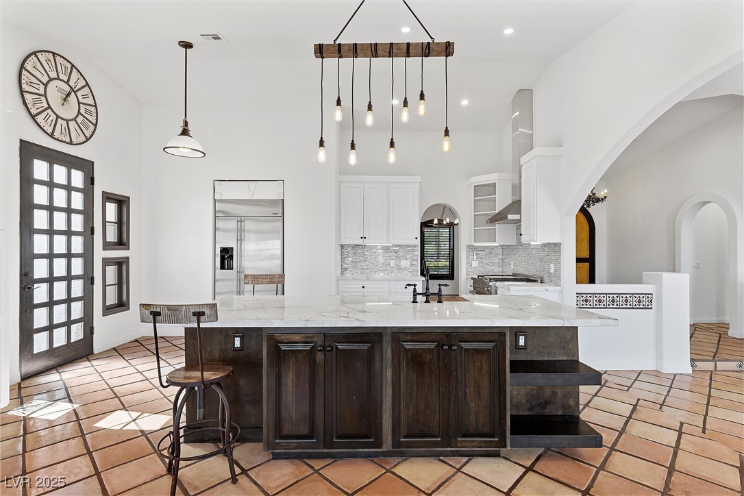 The large island in the kitchen offer plenty of counter space for eating, entertaining, and preparing meals.
