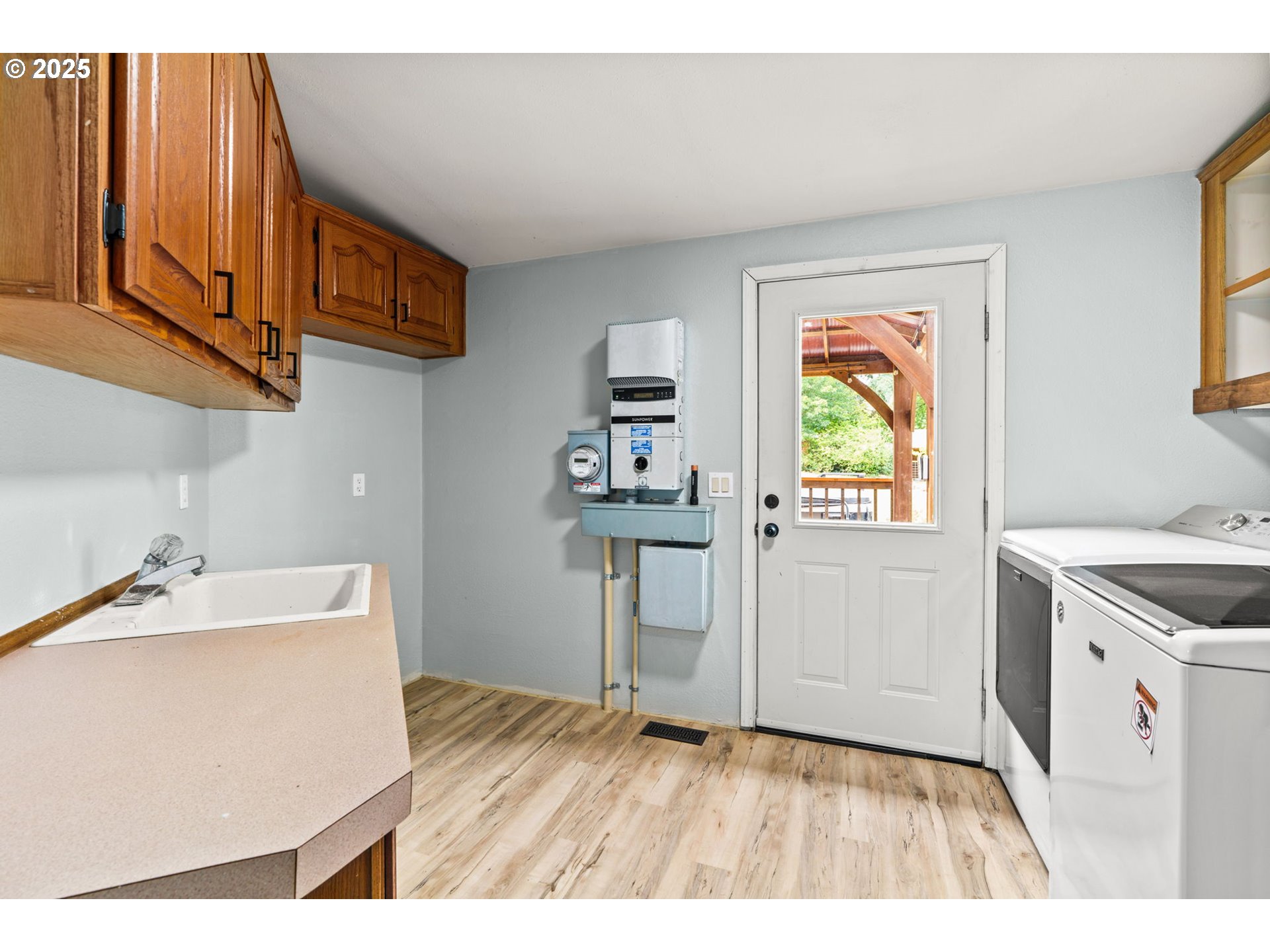 37495 Parsons Creek Road Springfield, OR 97478 - Photo 18 of 47 a kitchen with stainless steel appliances granite countertop a sink stove and refrigerator