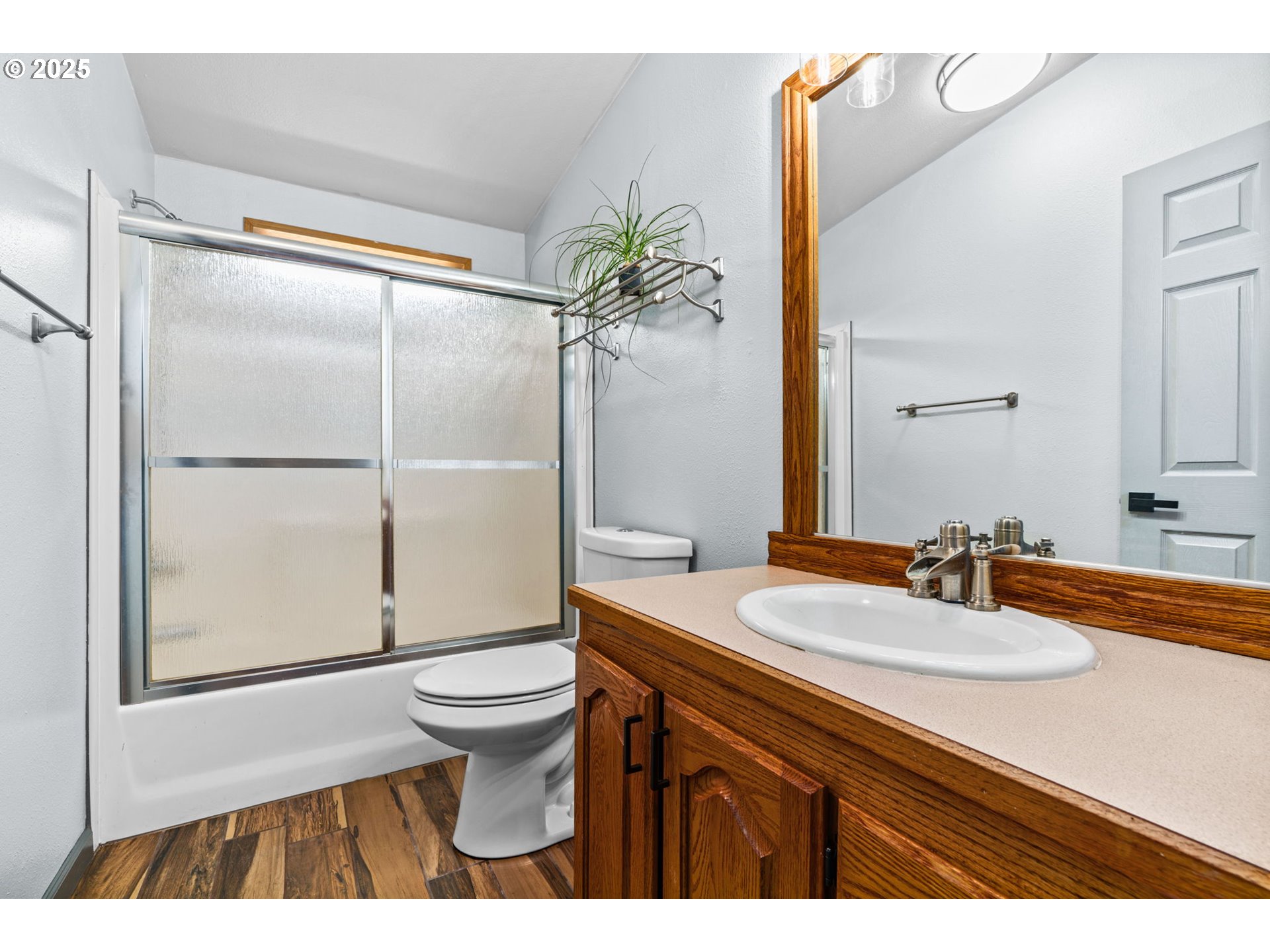 37495 Parsons Creek Road Springfield, OR 97478 - Photo 21 of 47 a bathroom with a sink toilet and shower