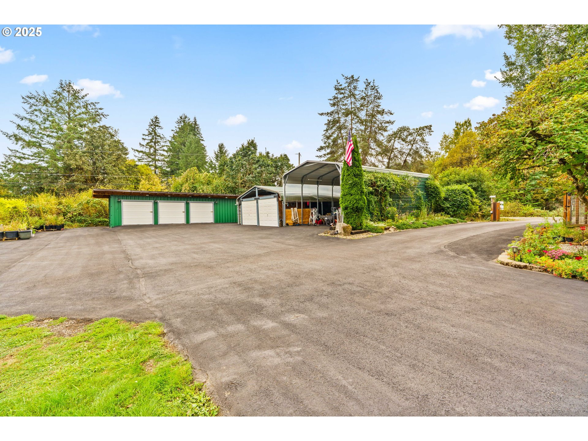 37495 Parsons Creek Road Springfield, OR 97478 - Photo 28 of 47 a view of a outdoor space and a yard