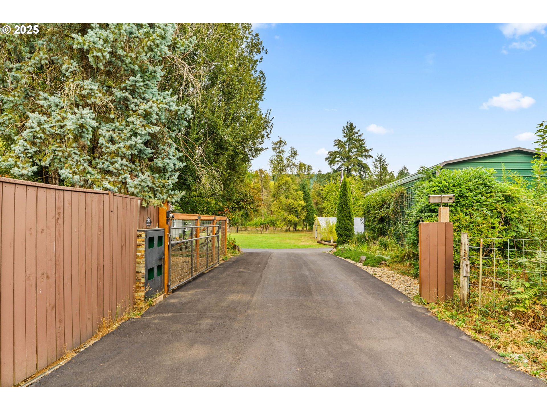 37495 Parsons Creek Road Springfield, OR 97478 - Photo 29 of 47 a view of a pathway of a park