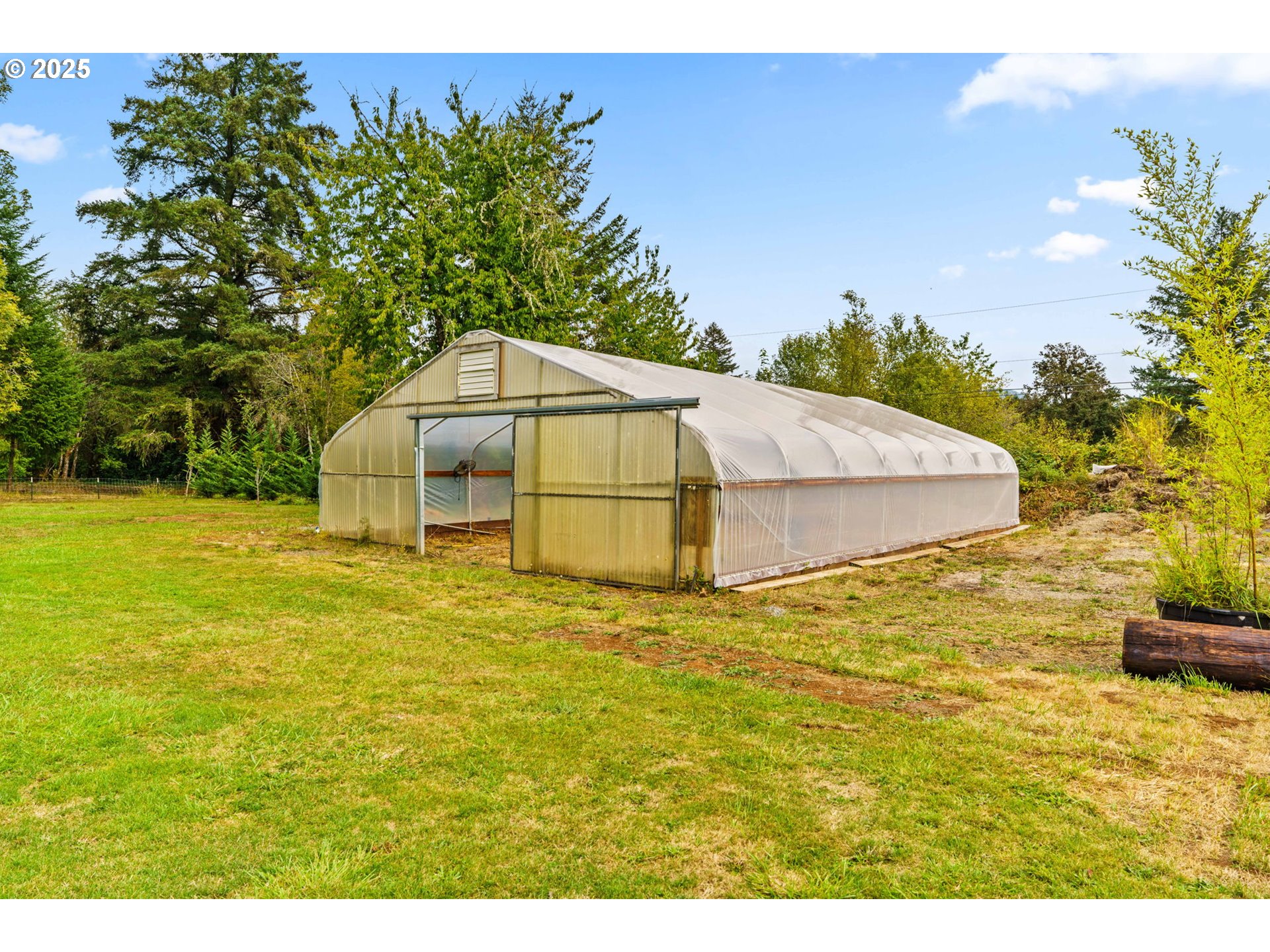 37495 Parsons Creek Road Springfield, OR 97478 - Photo 30 of 47 a blue swimming pool is sitting in a yard with wooden fence