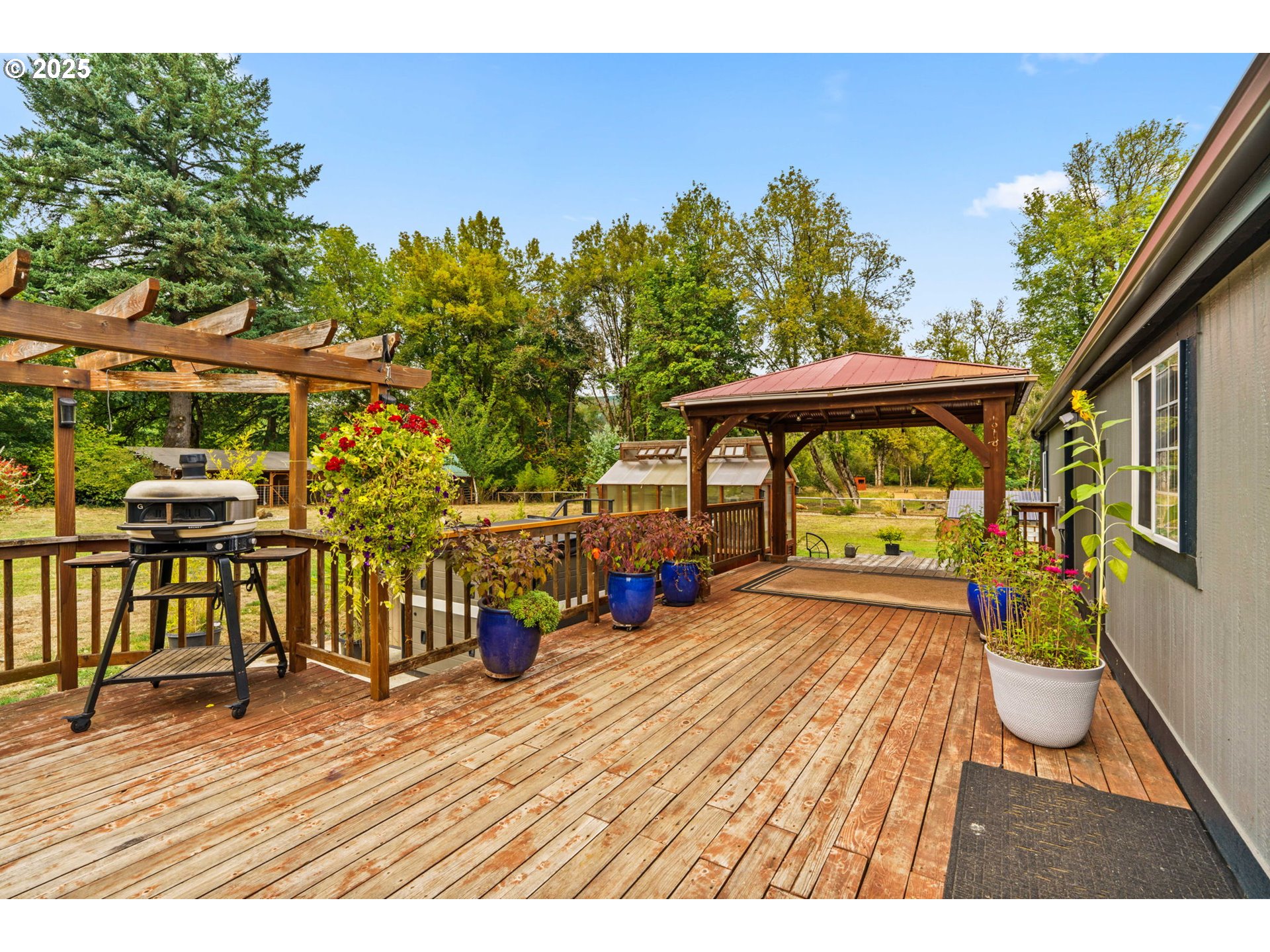 37495 Parsons Creek Road Springfield, OR 97478 - Photo 32 of 47 a view of a swimming pool with a patio