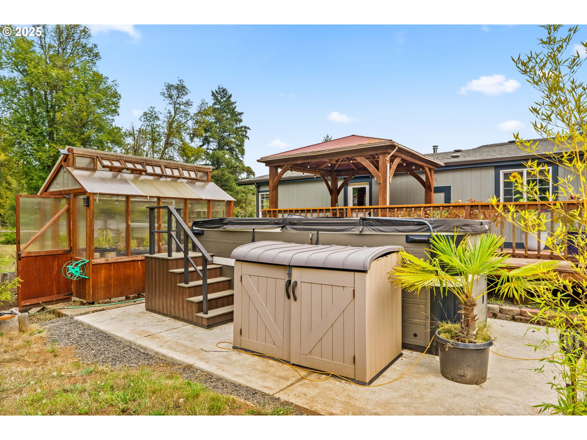 37495 Parsons Creek Road Springfield, OR 97478 - Photo 35 of 47 a view of a house with sitting area