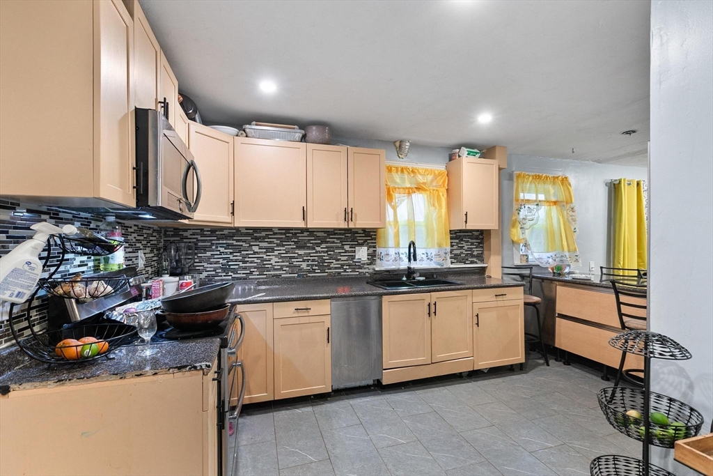 13 Hitchcock Road Worcester, MA 01603 - Photo 6 of 40