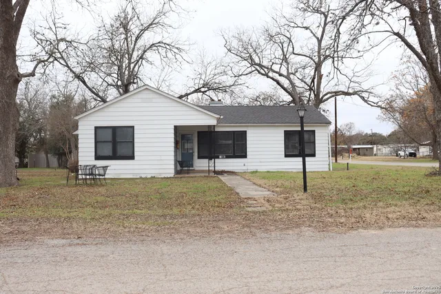 $255,000 | 467 Oak Street, Utopia, TX 78884