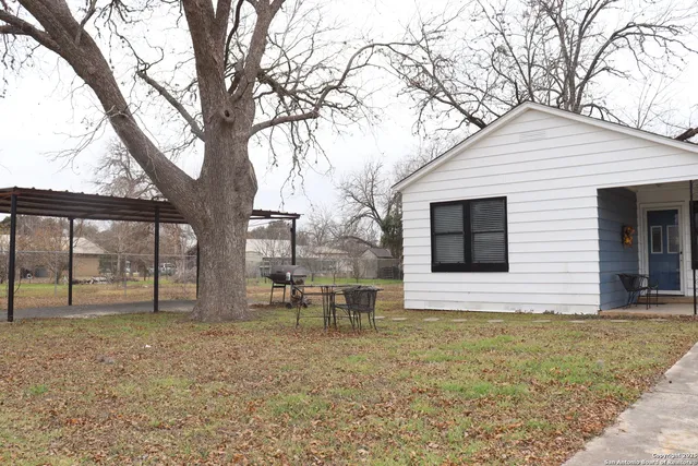 $255,000 | 467 Oak Street, Utopia, TX 78884