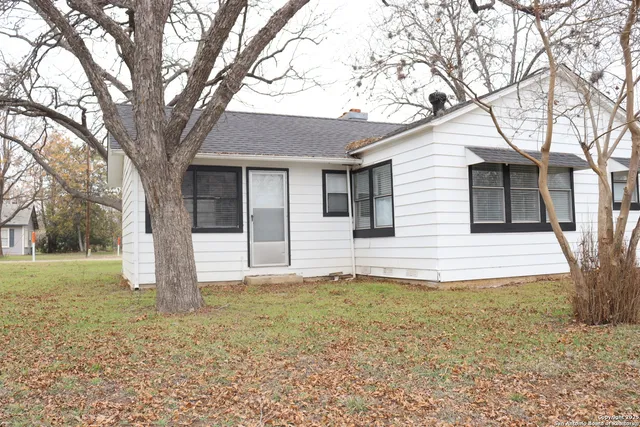 $255,000 | 467 Oak Street, Utopia, TX 78884