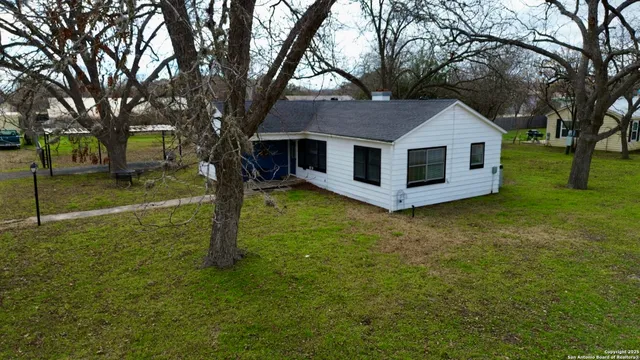 $255,000 | 467 Oak Street, Utopia, TX 78884