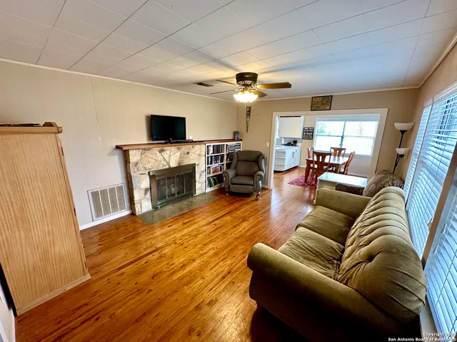 $255,000 | 467 Oak Street, Utopia, TX 78884