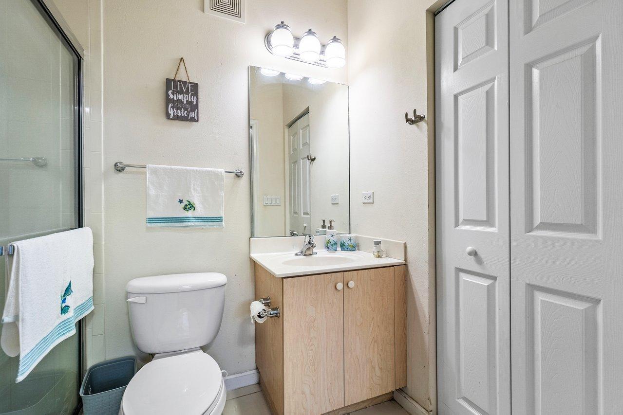 159 Greenwich Circle Jupiter, FL 33458 - Photo 15 of 30 Main Floor Bathroom
