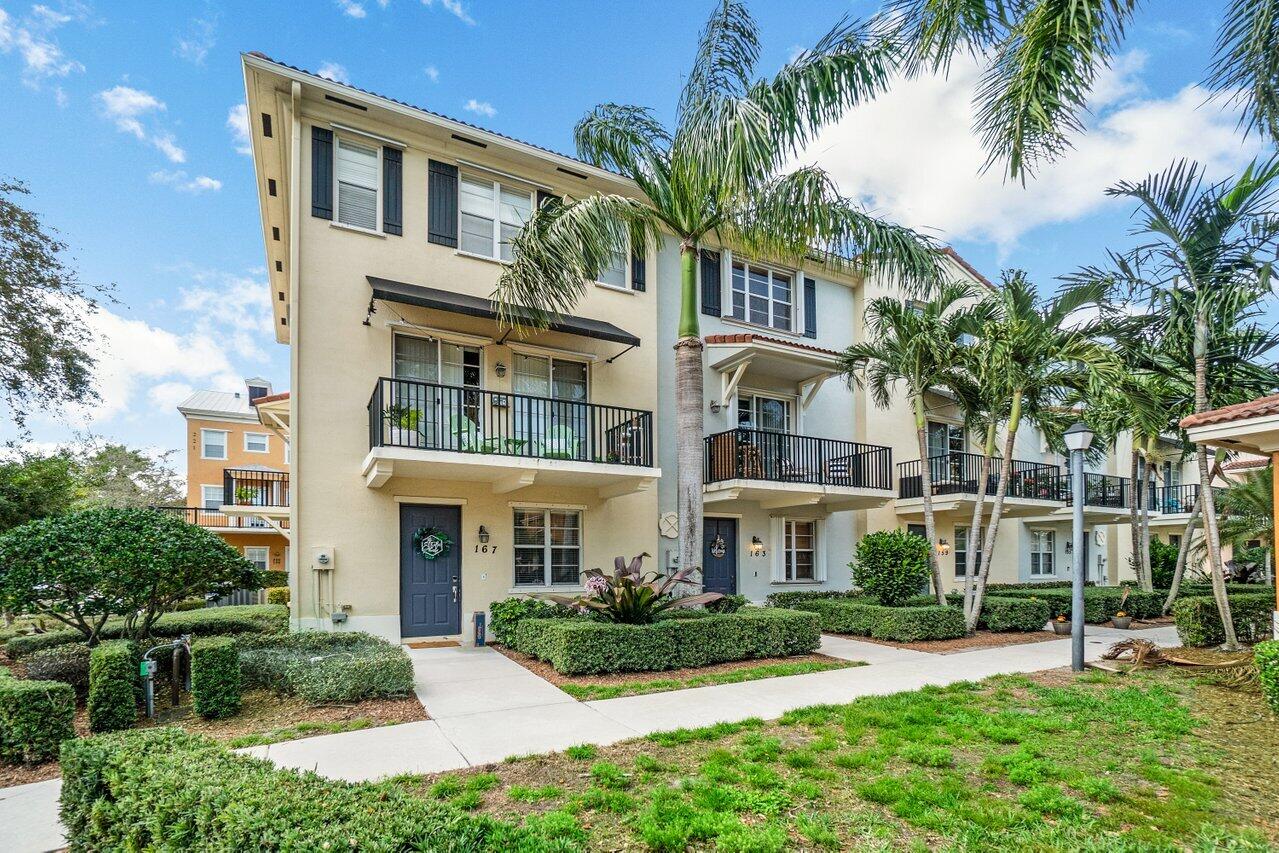 159 Greenwich Circle Jupiter, FL 33458 - Photo 2 of 30 001-159GreenwichCircle-Jupiter-FL-33458-