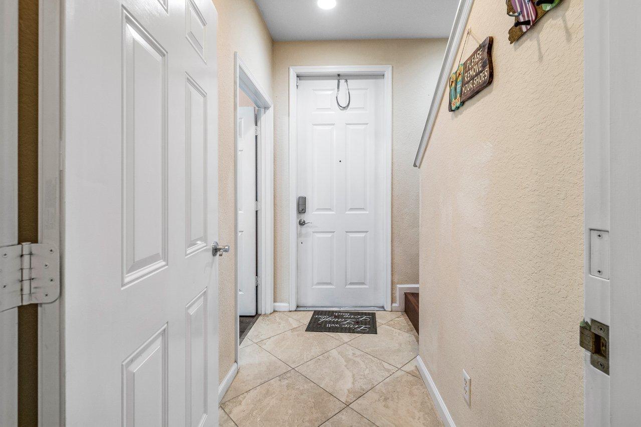 159 Greenwich Circle Jupiter, FL 33458 - Photo 4 of 30 004-159GreenwichCircle-Jupiter-FL-33458-