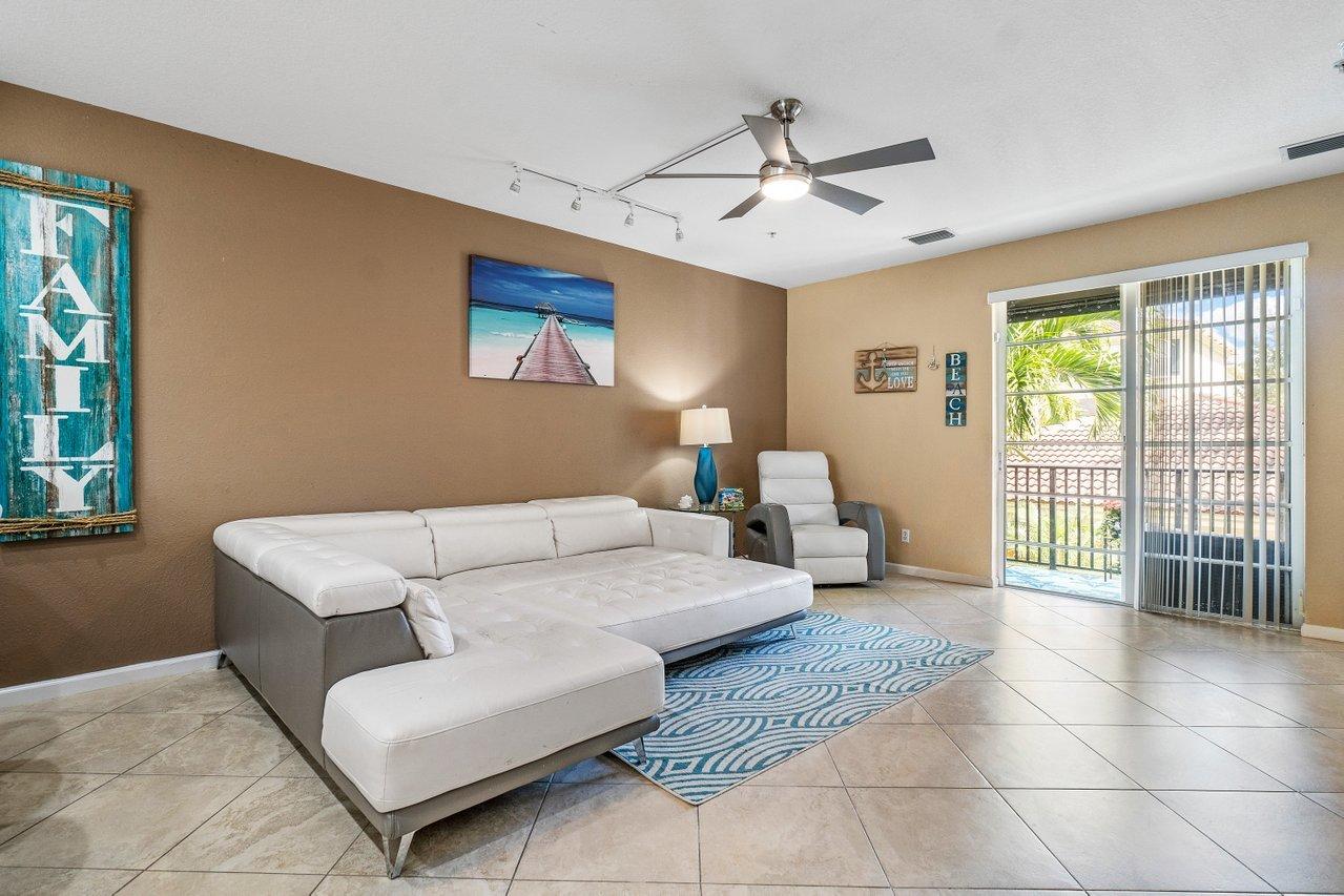 159 Greenwich Circle Jupiter, FL 33458 - Photo 5 of 30 005-159GreenwichCircle-Jupiter-FL-33458-