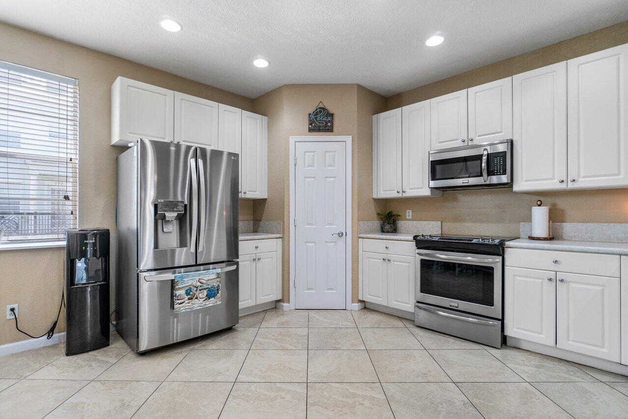 159 Greenwich Circle Jupiter, FL 33458 - Photo 7 of 30 Kitchen