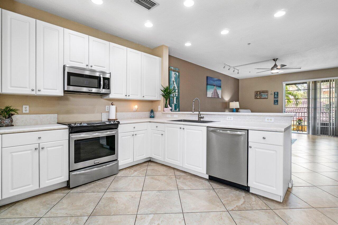 159 Greenwich Circle Jupiter, FL 33458 - Photo 8 of 30 Kitchen and Living Room
