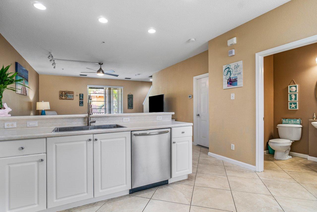 159 Greenwich Circle Jupiter, FL 33458 - Photo 9 of 30 012-159GreenwichCircle-Jupiter-FL-33458-