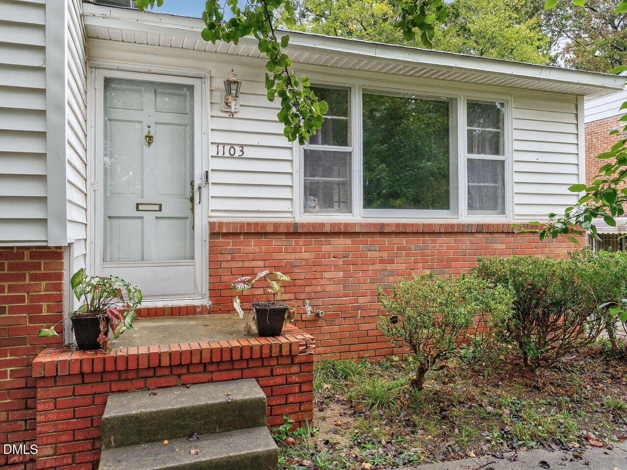 1103 Kitt Place Raleigh, NC 27610 - Photo 4 of 28 004-1280x960-photo