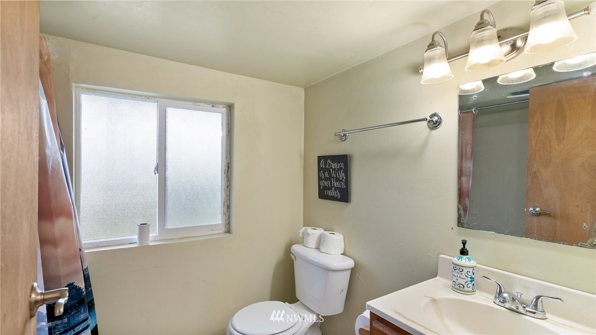 508 Southwest 3rd Place Renton, WA 98057 - Photo 20 of 23 a bathroom with a toilet a sink and a mirror