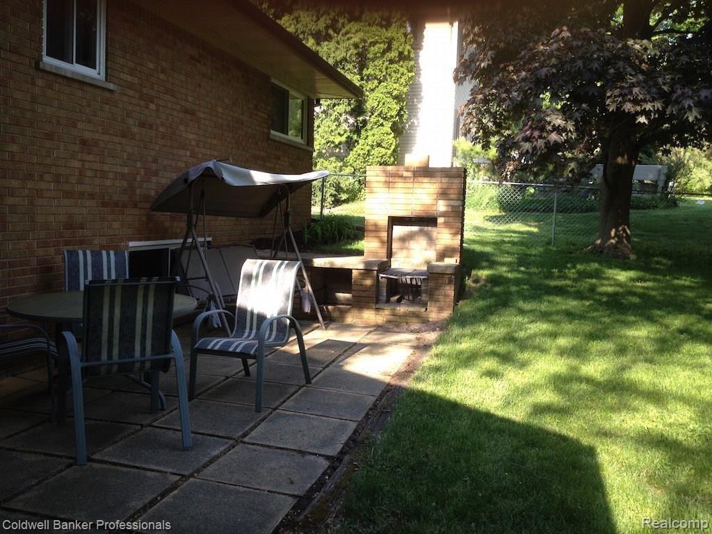 4201 Edmore Road Waterford, MI 48329 - Photo 22 of 28 18_Patio BBQ.jpg