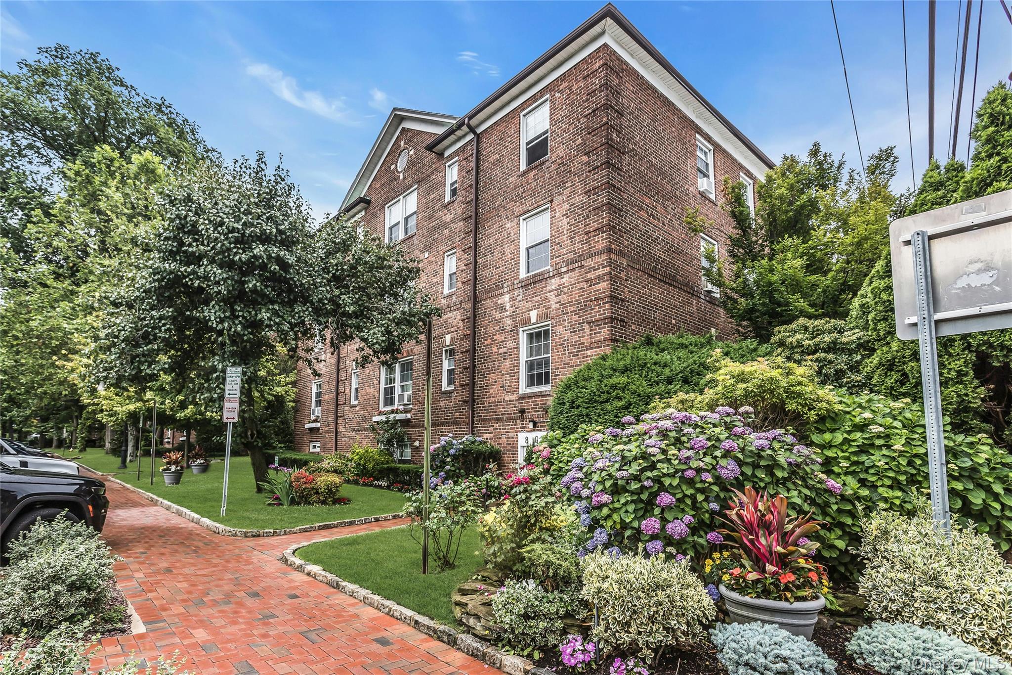 8 Welwyn Road, Unit 2F Great Neck, NY 11021 - Photo 2 of 23