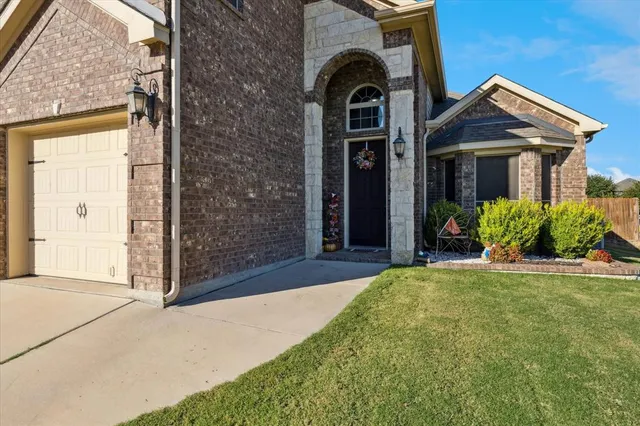 a view of a house with porch and garden