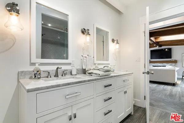 a en suite bathroom with double sink and a mirror
