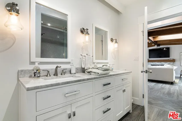 a en suite bathroom with double sink and a mirror