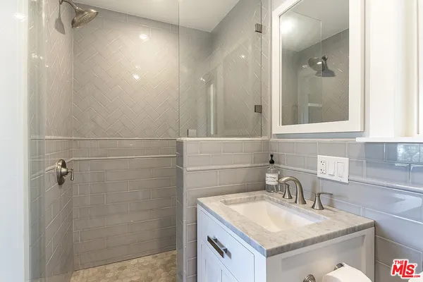 a view of a houses with a yard