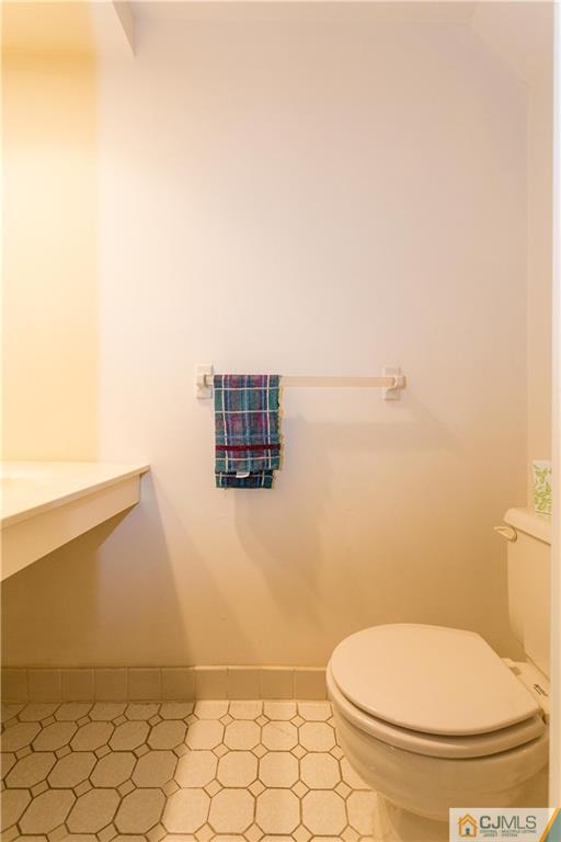 405 Maplecrest Road, Unit 405 Edison, NJ 08820 - Photo 28 of 33 a bathroom with a toilet and a sink