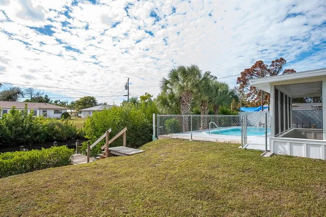 a view of a backyard