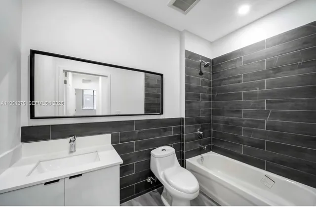 $2,300 | 853 East 24th Street, Unit 304, Hialeah, FL 33013