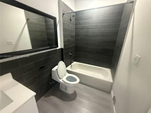 $2,300 | 853 East 24th Street, Unit 304, Hialeah, FL 33013