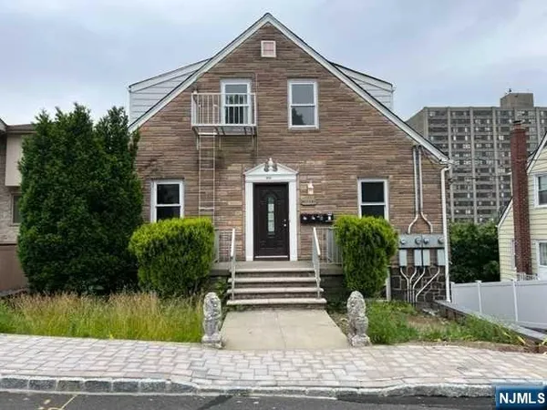 $2,600 | 1014 Ponsi Street, Unit 2, Fort Lee, NJ 07024