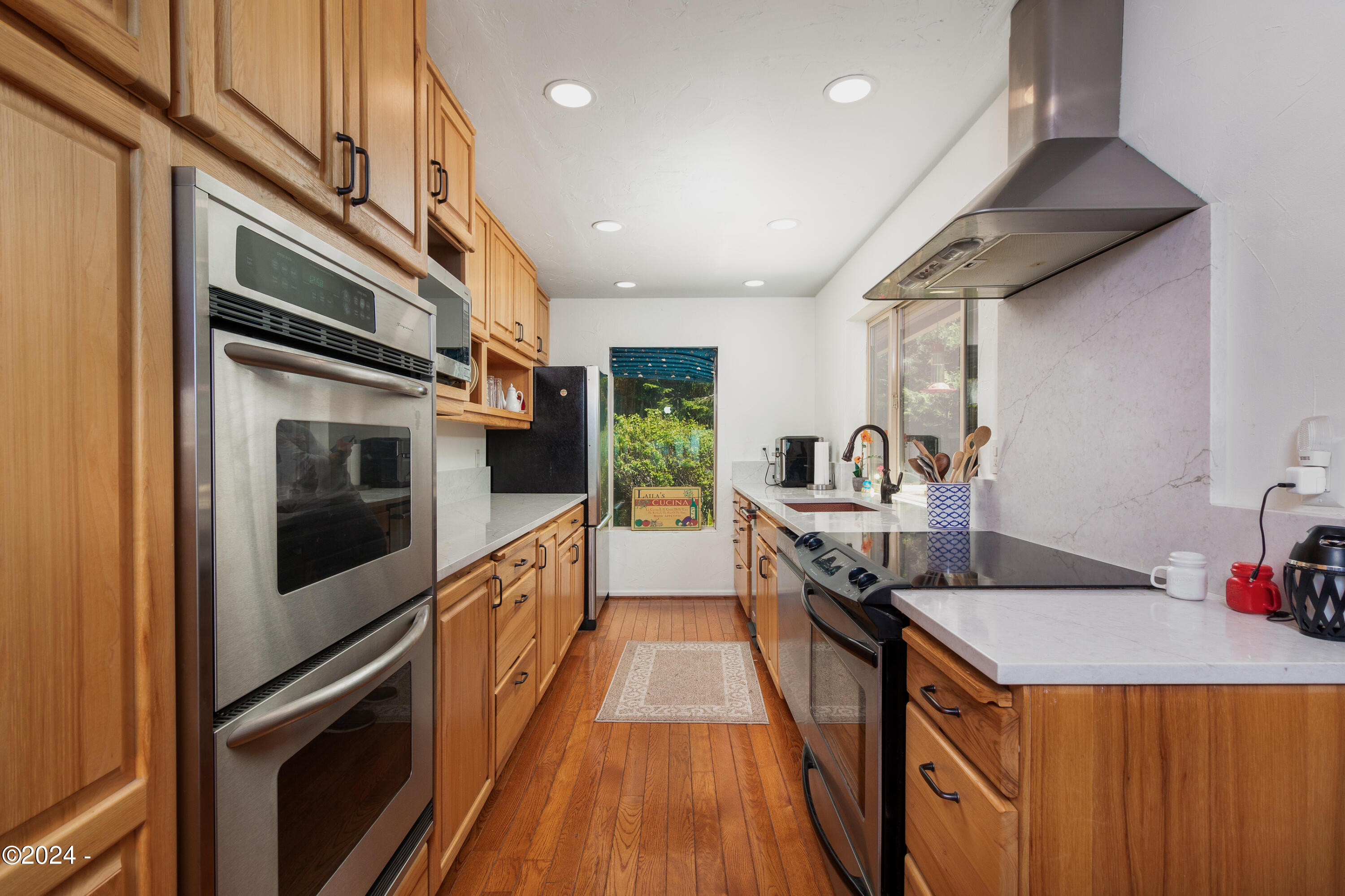 2275 Highway 101 Depoe Bay, OR 97341 - Photo 28 of 61 Updated Kitchen