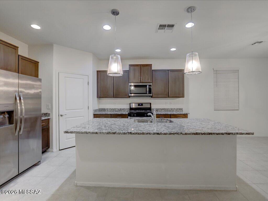 14031 East Golden Oaks Road Vail, AZ 85641 - Photo 10 of 40 18-25Interior2