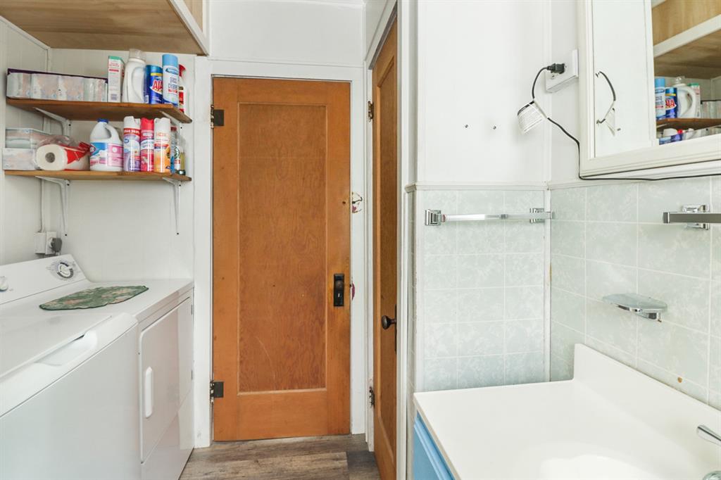 605 West Walnut Street Coleman, TX 76834 - Photo 10 of 18 a bathroom with a sink and a mirror