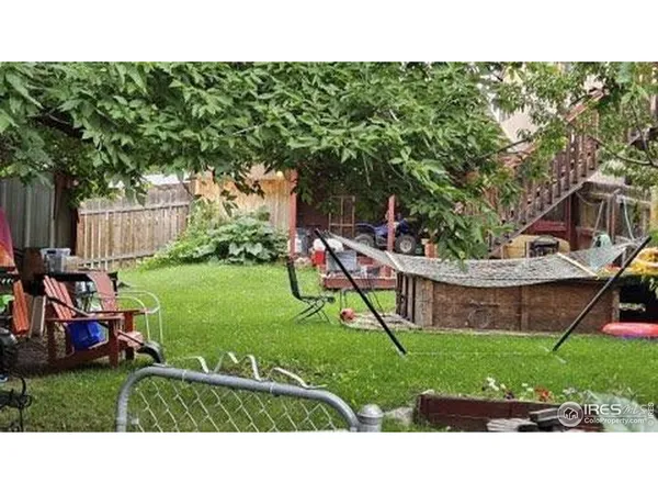 a view of a backyard